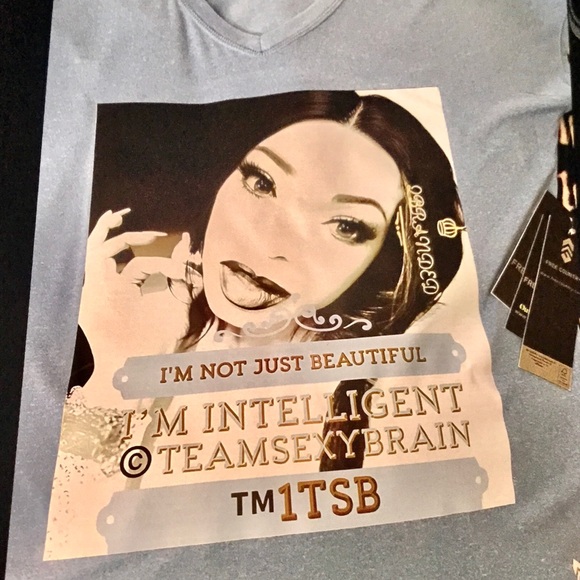 🆕 Customized SEXYBRAINBOUTIQUE Tee Motif: Im Not Just Beautiful; I’m Intelligent - Picture 4 of 14